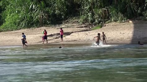 Tremenda morochita bañándose en el río